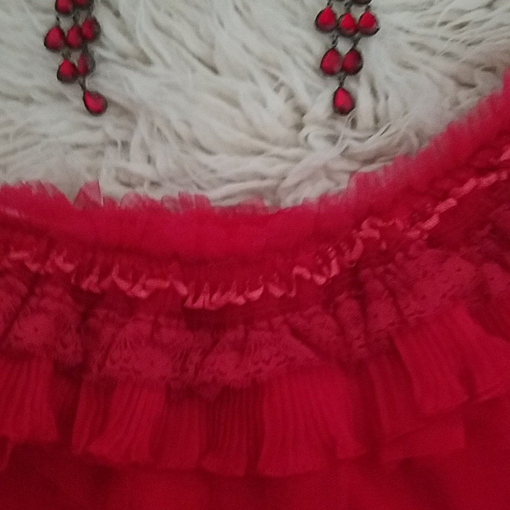 Gorgeous red off the shoulder dress.Form fitting - Picture 5 of 5